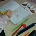 Djevojčica crta i boji ilusturacije slova A B C
