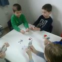 Djeca u vrtiću igraju Edukativne kartice