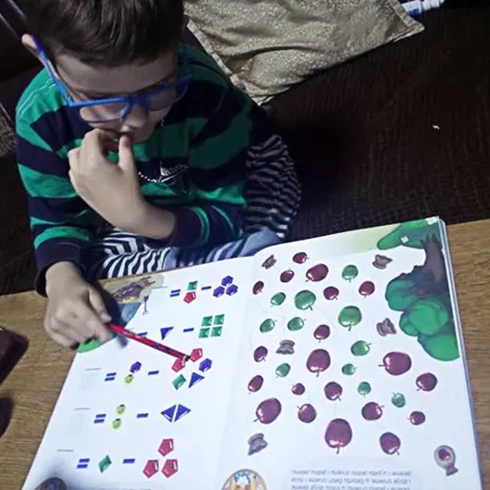 dječak rješava matematičke zadatke u mislilici