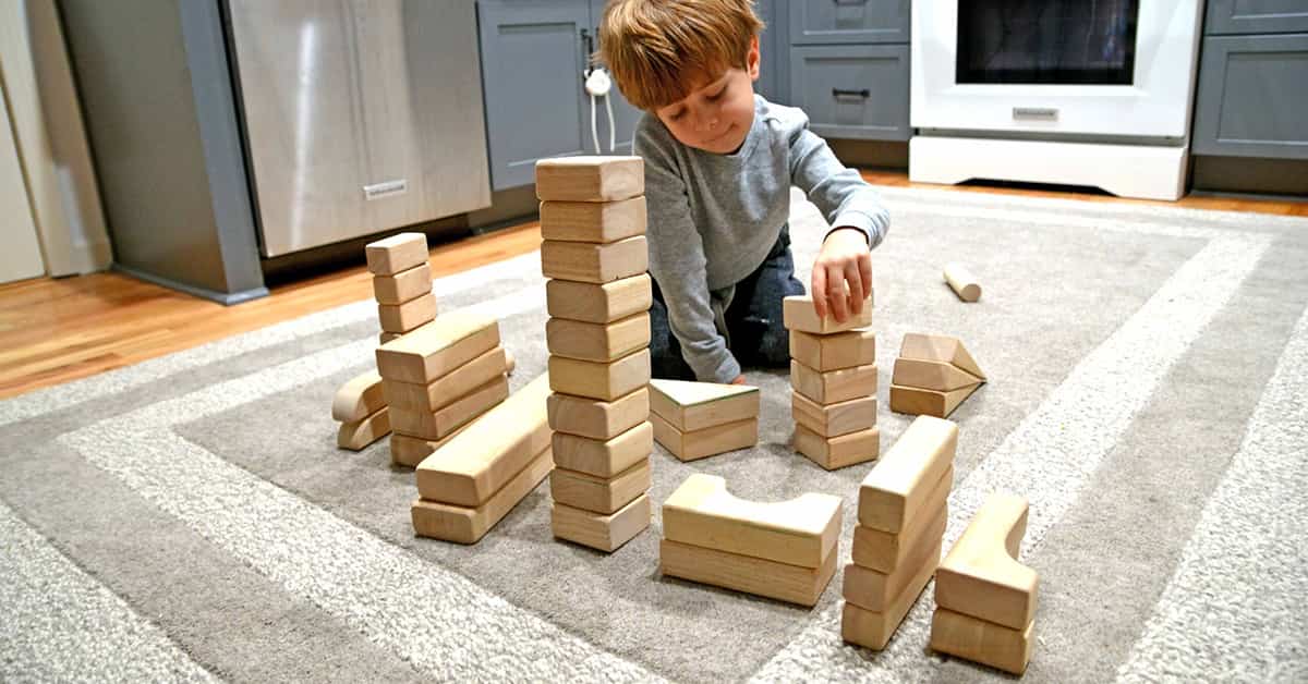 djecak se igra sa blokovima