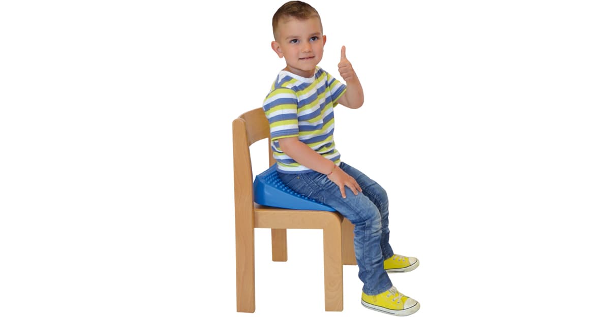 postularna kontrola djecak sjedi na stolici